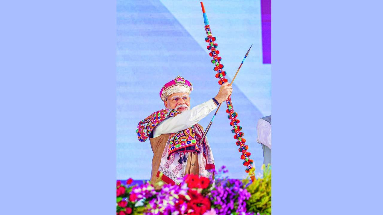 ગઈ કાલે મધ્ય પ્રદેશના ધારમાં ભેટમાં મળેલા તીર-કામઠા સાથે નરેન્દ્ર મોદી.